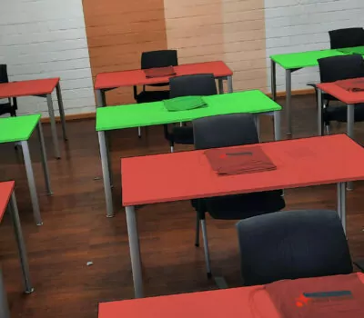 Tische im Klassenraum